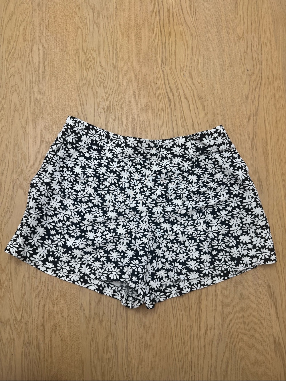 Loft- Black & White Daisy Print Women’s Shorts